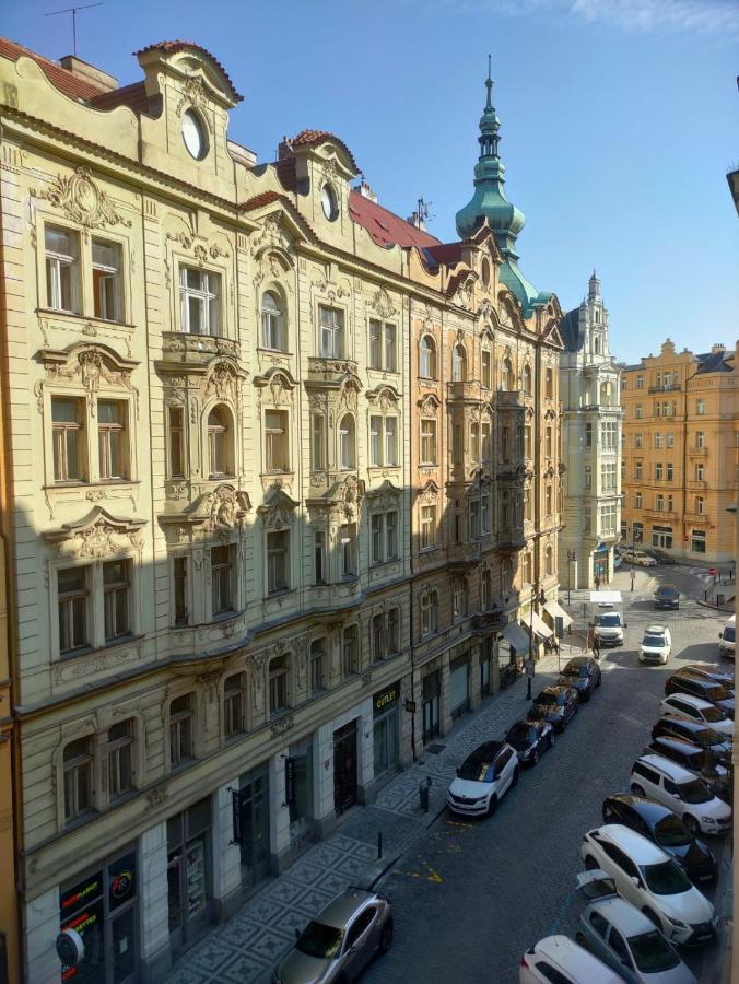 Antique Glam In Old Town Praga